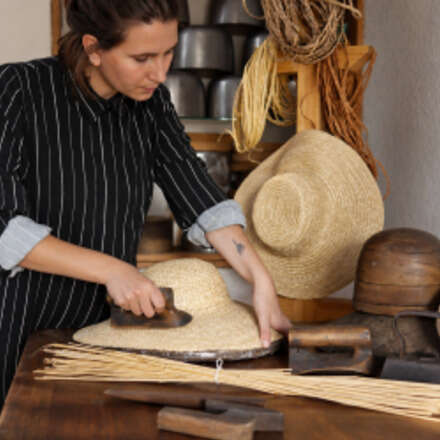 Taller de Reparación y Mantención de Sombreros en Fibras Vegetales Andrea Calvo @honra.cl