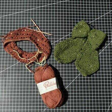 Accesorios tejidos para el pelo junto a Cordelia 
