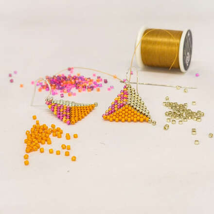 Taller crea tus aros triangulares junto Sin Enredos 