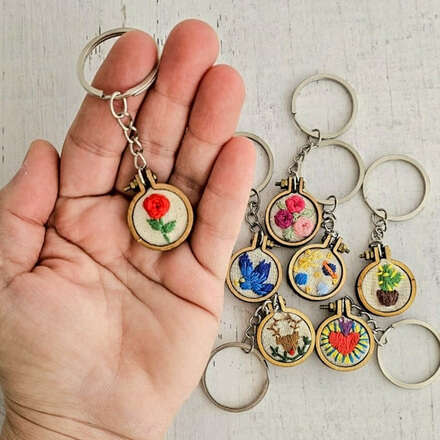 Crea llaveros microbordados junto a Sin Enredos 