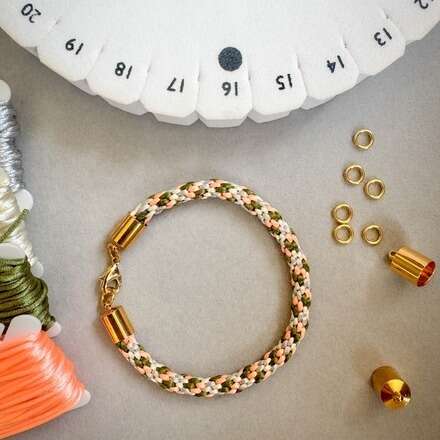 Pulsera en Kumihimo junto a Sin Enredos 