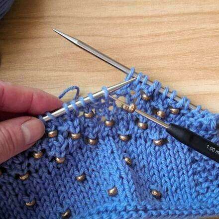 Taller embellece tus tejidos con mostacillas junto a Sin Enredos  