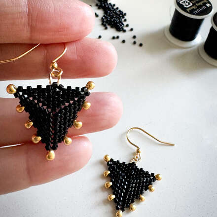 Crea tu aros de mostacillas con drop junto a Sin Enredos 