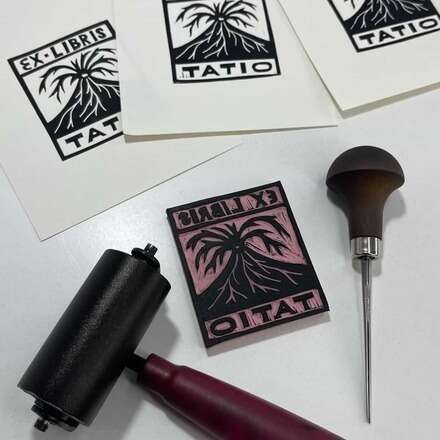 Exilibris en linografía, diseño, tallado y pruebas de estampación en linoleo