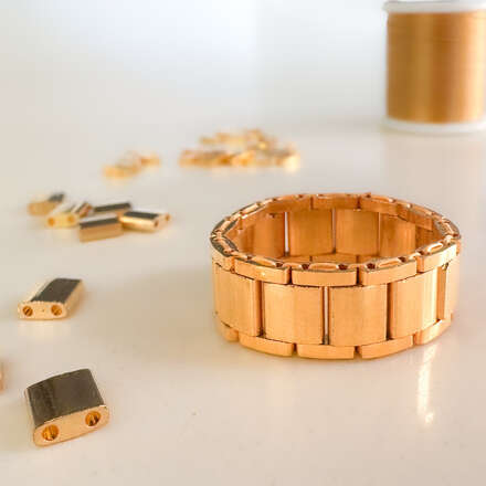 Taller anillo tila gold junto a Sin Enredos 