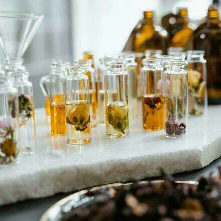 Introducción al uso de aceites esenciales y creación de un perfume junto a Bumi lifestyle 