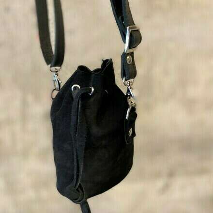 Crea tu bolso en gamuza negra junto a NS Leather 