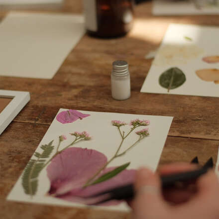 Creación de tarjetas con flores prensadas por @botanicadesign
